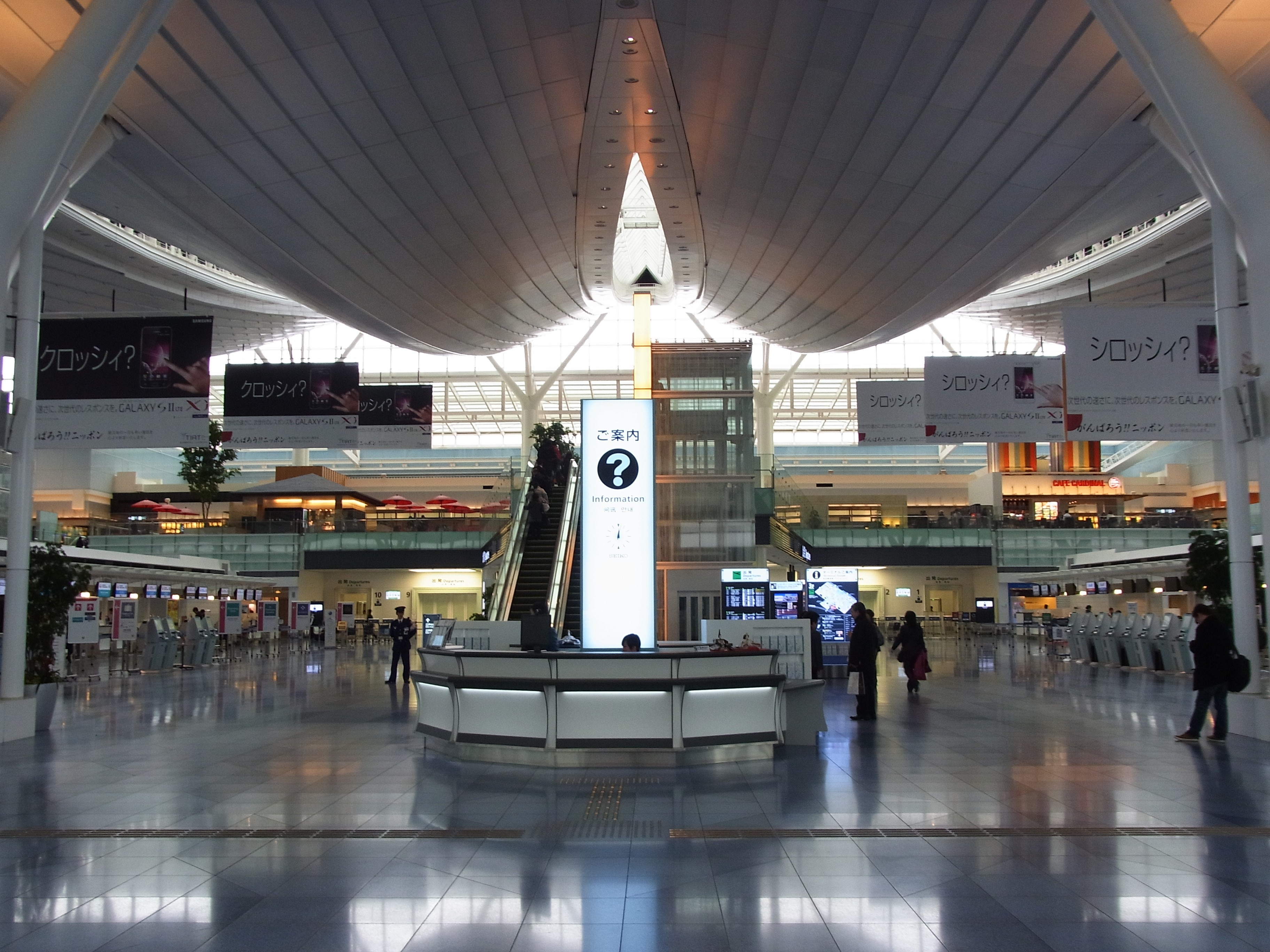 日本国内でSIMカードを購入できる場所 1. 空港販売カウンター