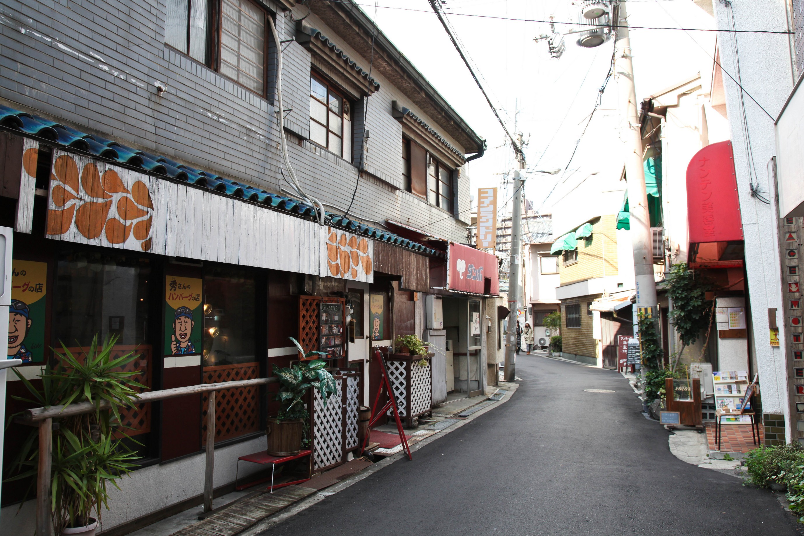 Jalan dengan banyak toko pakaian bekas di Osaka③：Nakazakicho