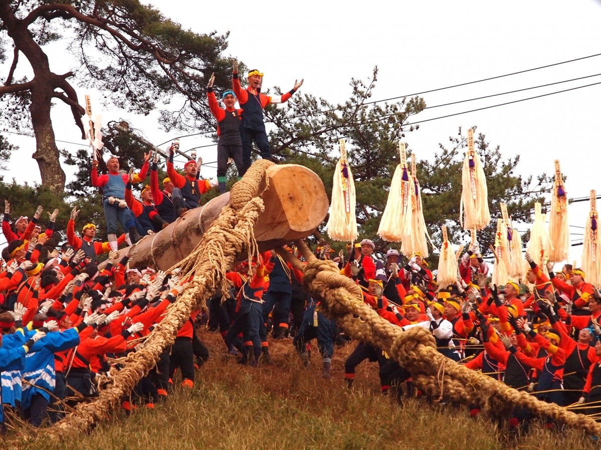 Salah satu dari tiga festival aneh terbesar di Jepang, Festival Onbashira (Nagano)