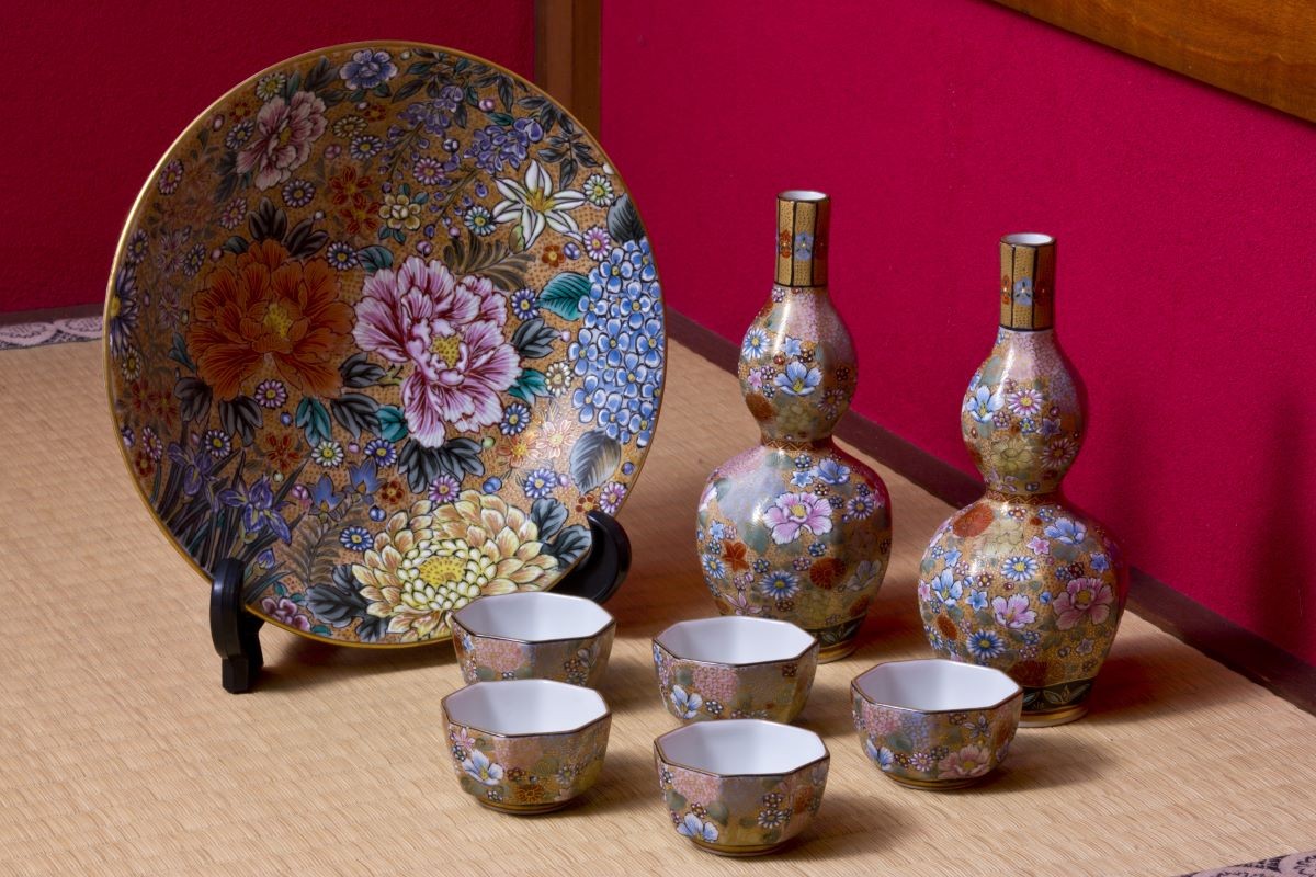 Kanazawa Kutaniyaki Overglaze Painting Experience