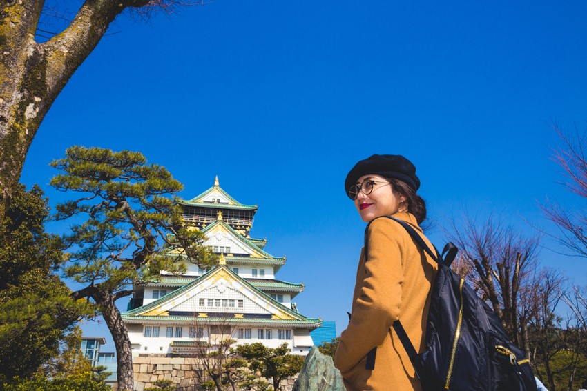 Du khách nữ và lâu đài Osaka